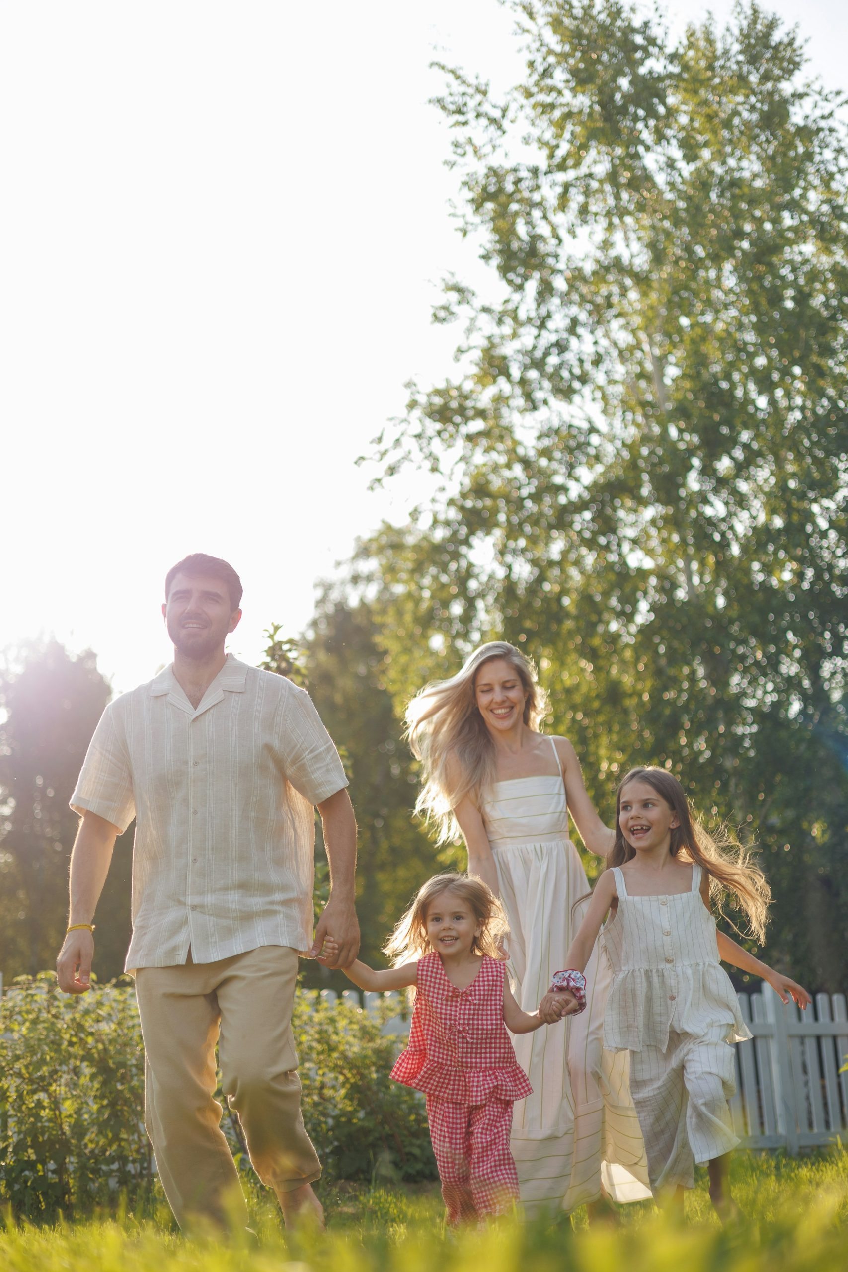 Une famille court dans un jardin ensoleillé