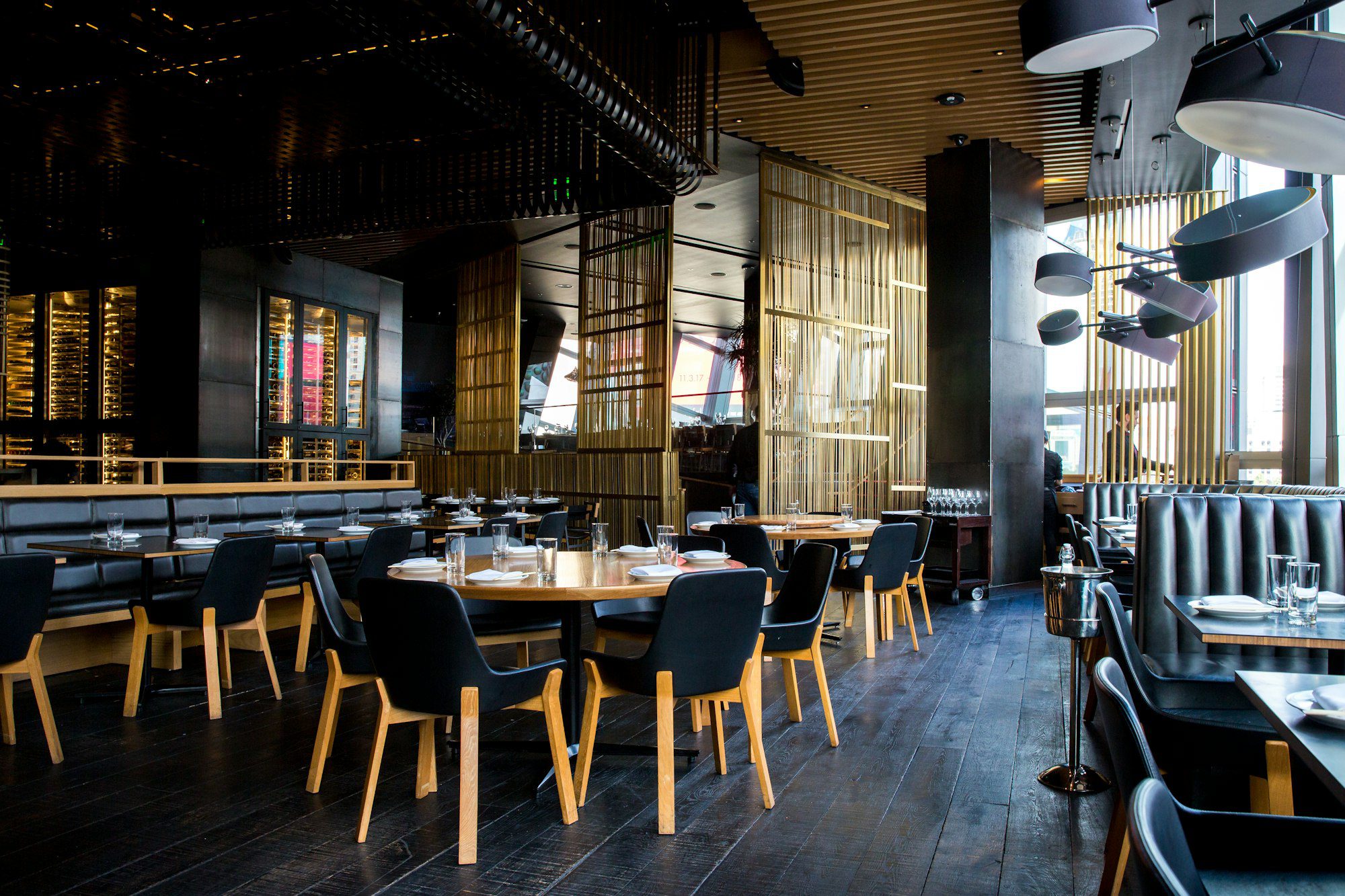 Comptoir de bar en fin de journée
