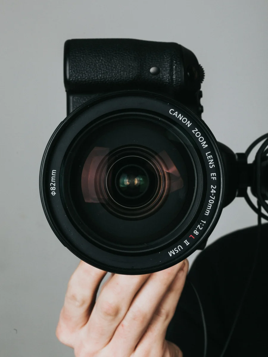 Appareil photo reflex tenu à la main