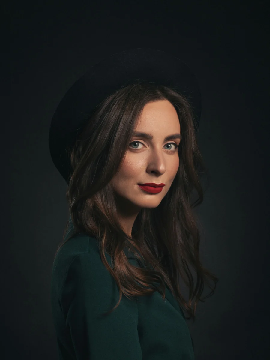 Portrait éditorial d’une professionnelle au chapeau