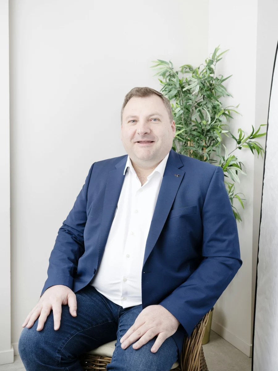 Un entrepreneur souriant en blazer bleu