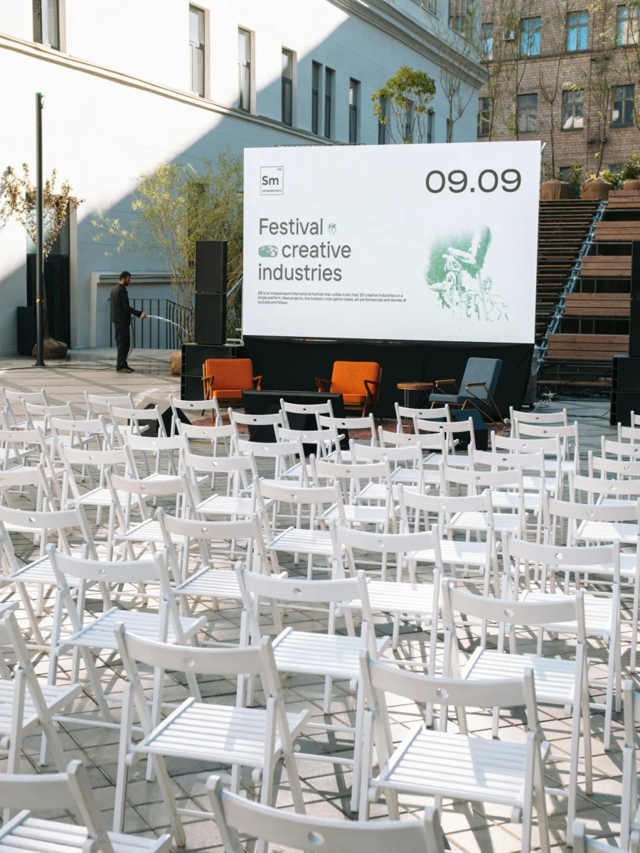 Tables dressées pour une réception d’entreprise