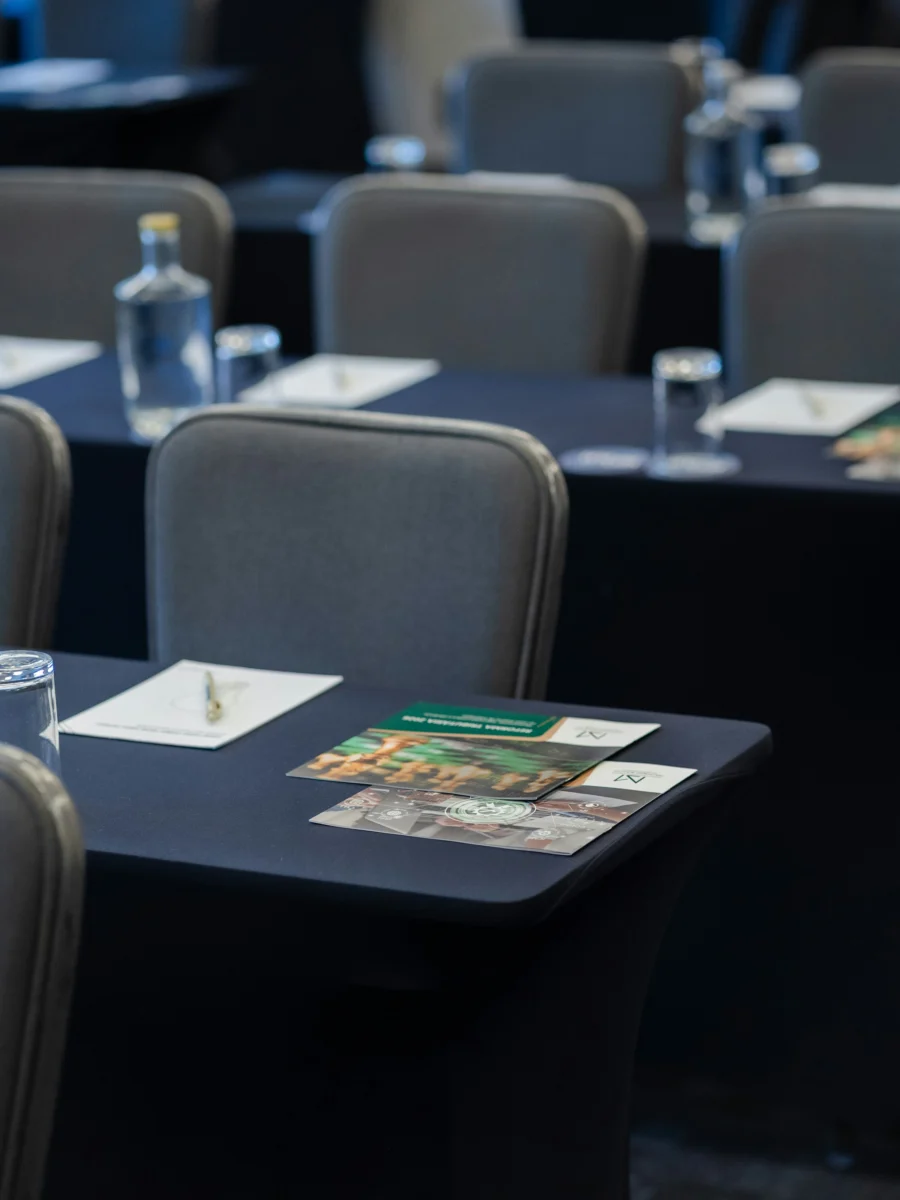 Salle de séminaire préparée avant l’arrivée des participants