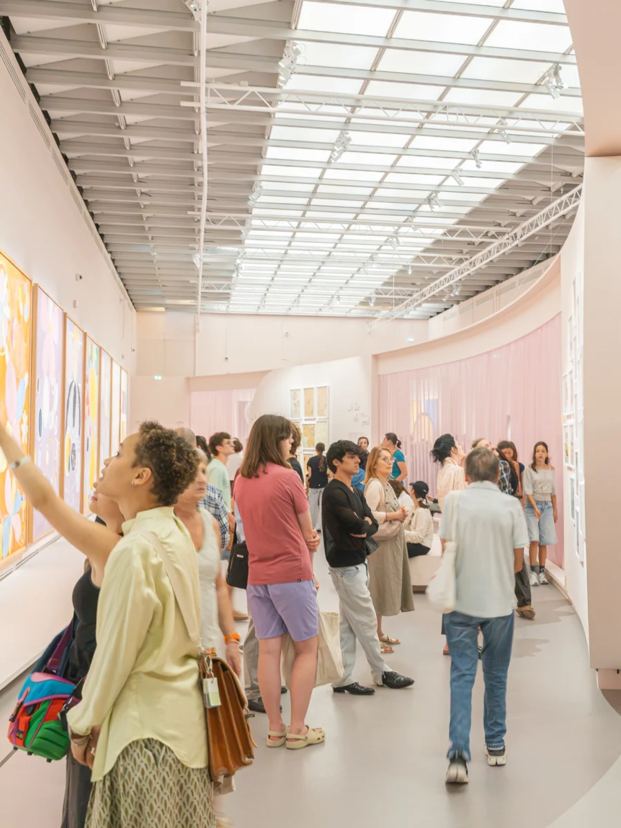 Reportage photo d'événement à Paris : le public devant de grandes toiles colorées lors d'une exposition