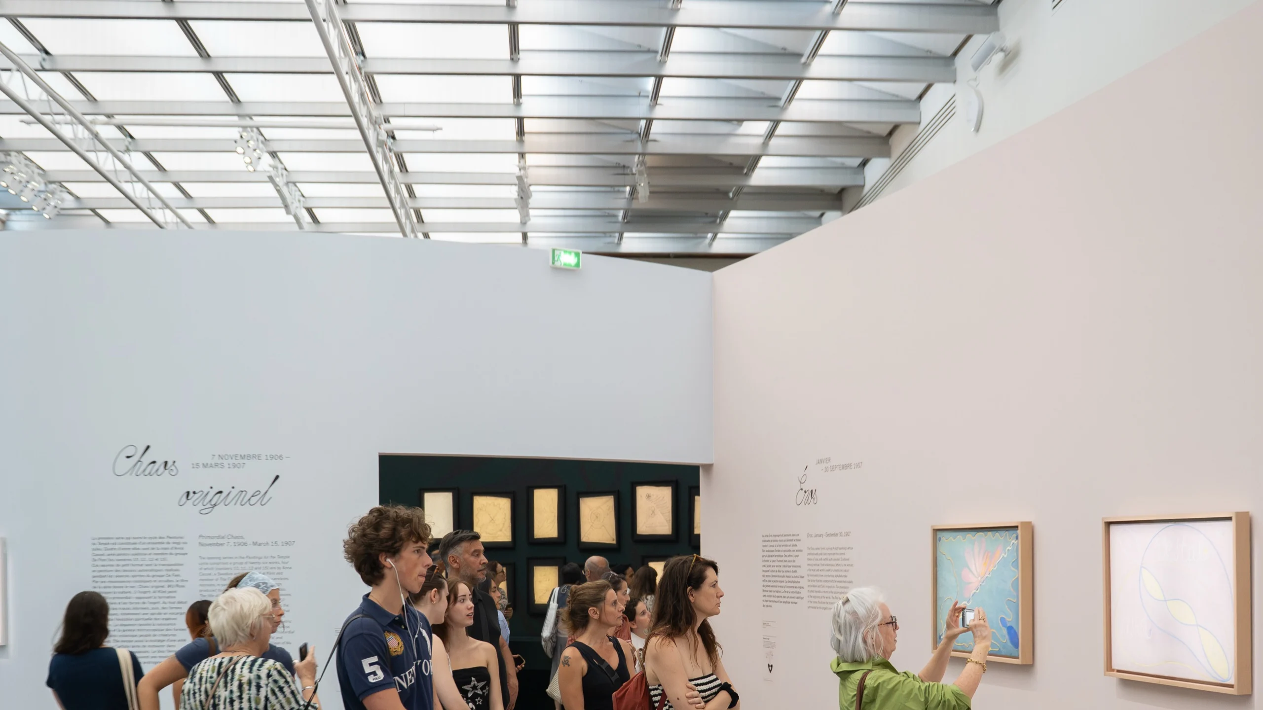 Reportage photo d'événement à Paris : vue d'ensemble d'une salle d'exposition avec le public