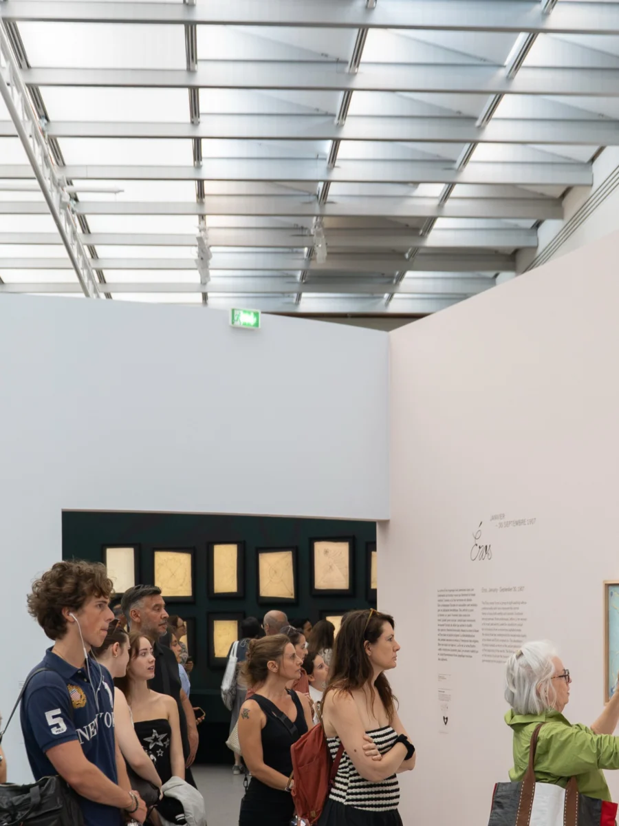 Reportage photo d'événement à Paris : vue d'ensemble d'une salle d'exposition avec le public