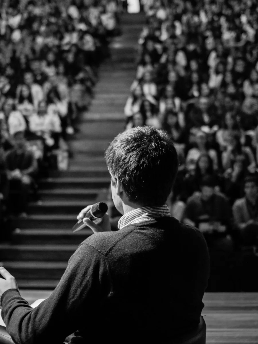 Un intervenant s’adresse à la salle