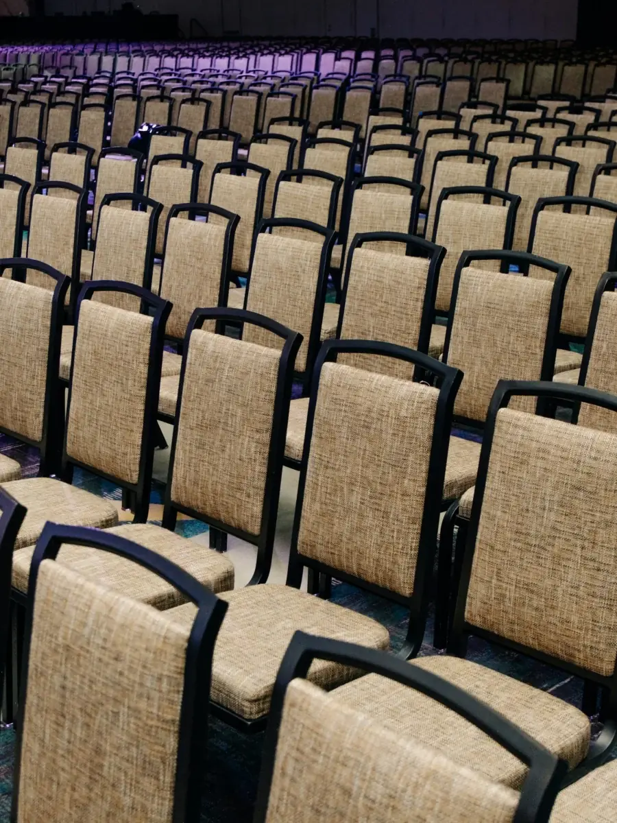 Rangées de chaises avant l’ouverture des portes