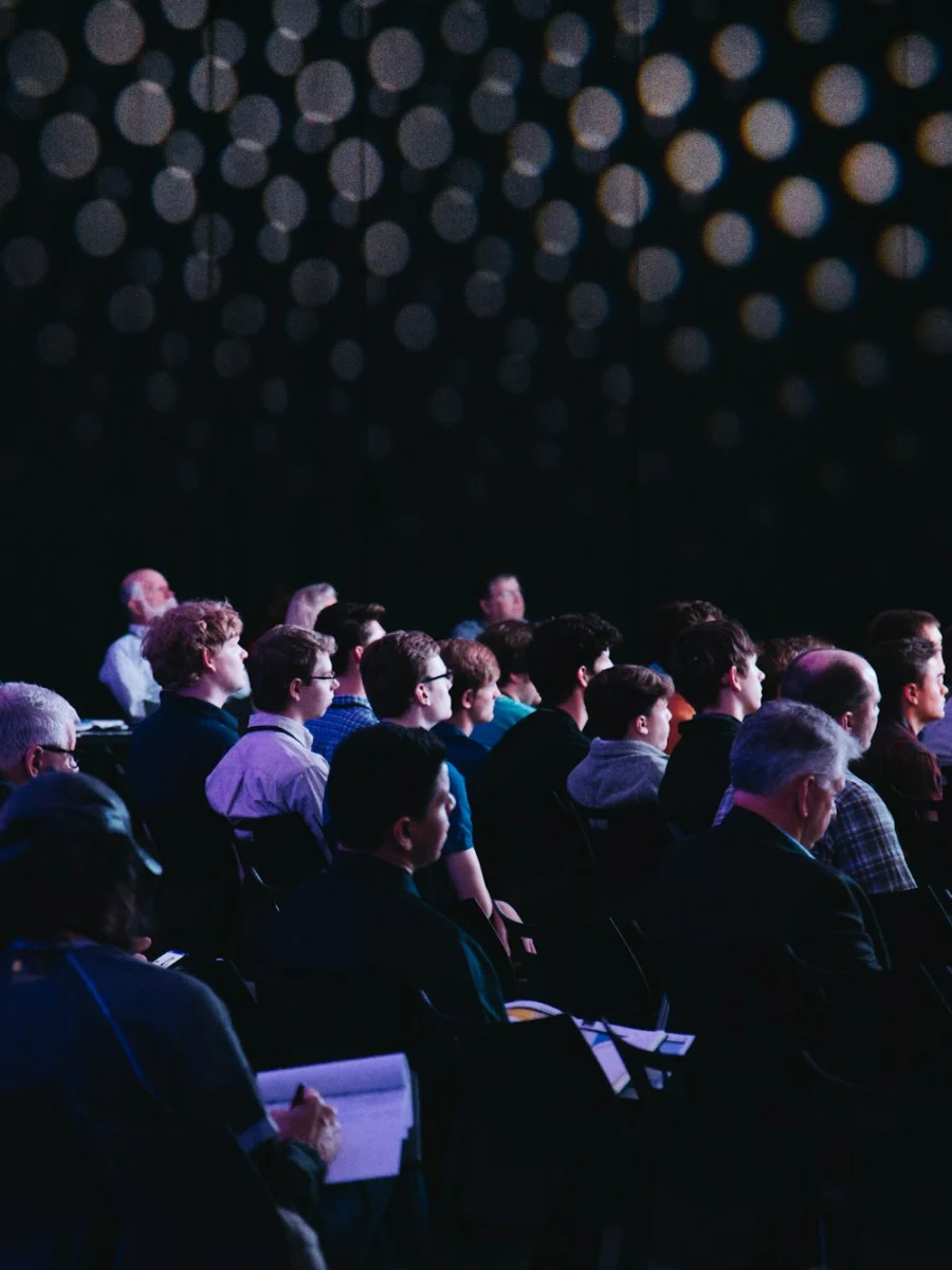 Salle comble lors d’un séminaire