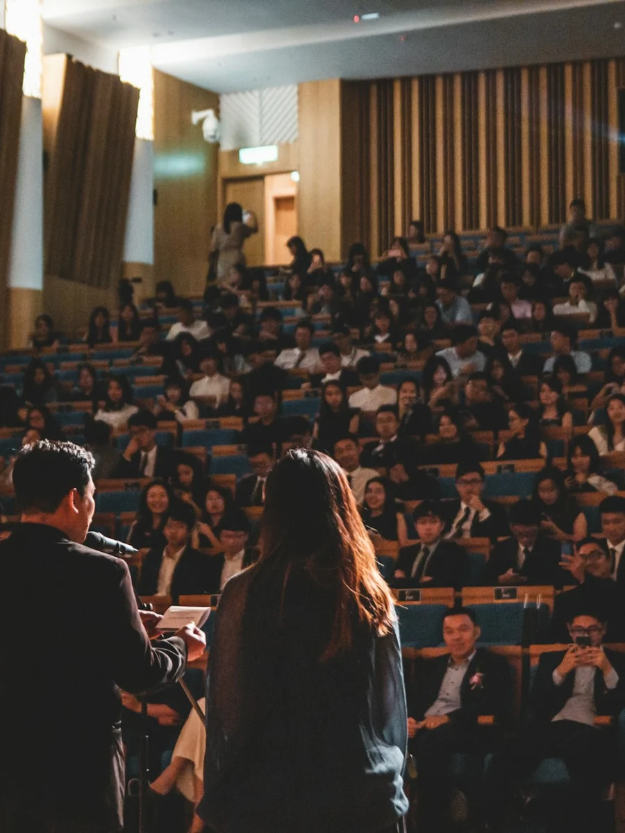Participants installés dans l’auditorium
