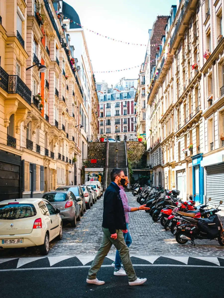 Un couple marche sur un trottoir parisien
