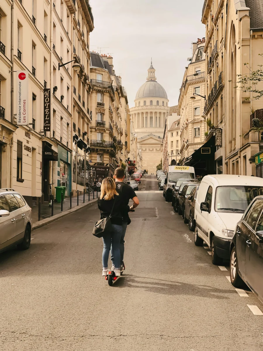 Un couple complice dans les rues de Paris