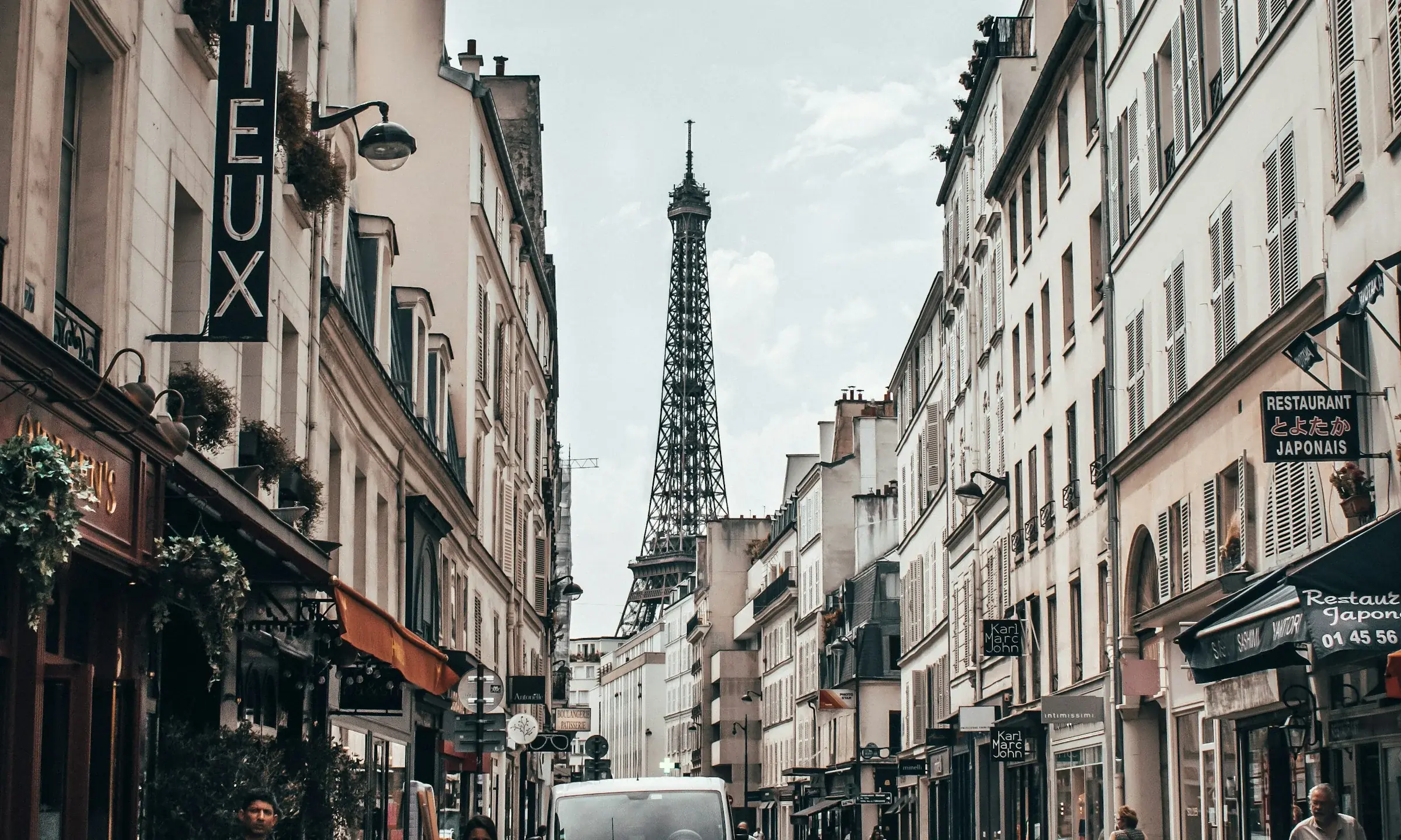La tour Eiffel vue depuis une rue parisienne