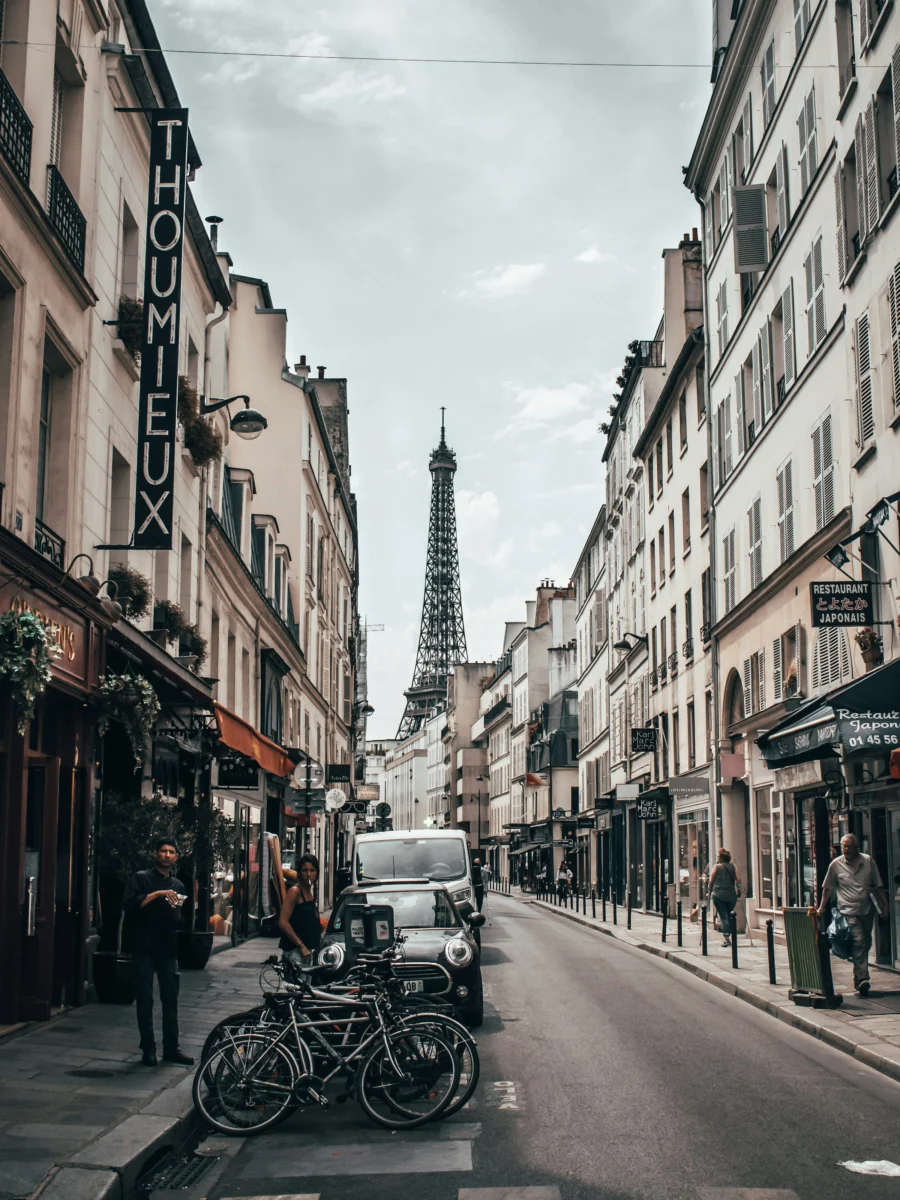 La tour Eiffel vue depuis une rue parisienne