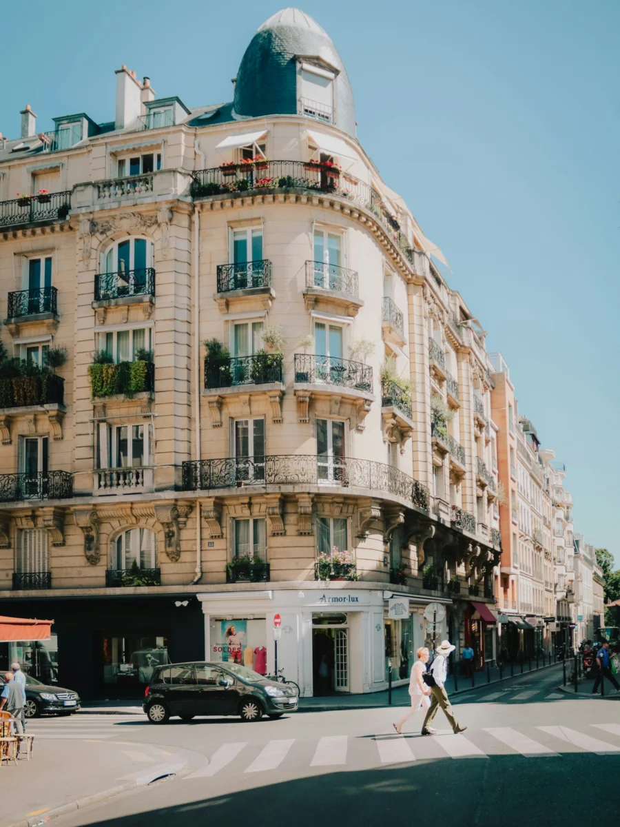 Façade haussmannienne baignée de lumière
