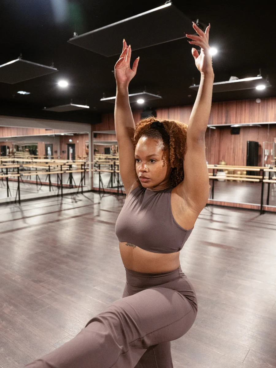 Danseuse en pleine extension dans un studio de danse