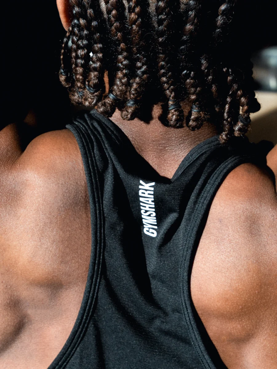Dos et nuque d'un homme en tenue de sport