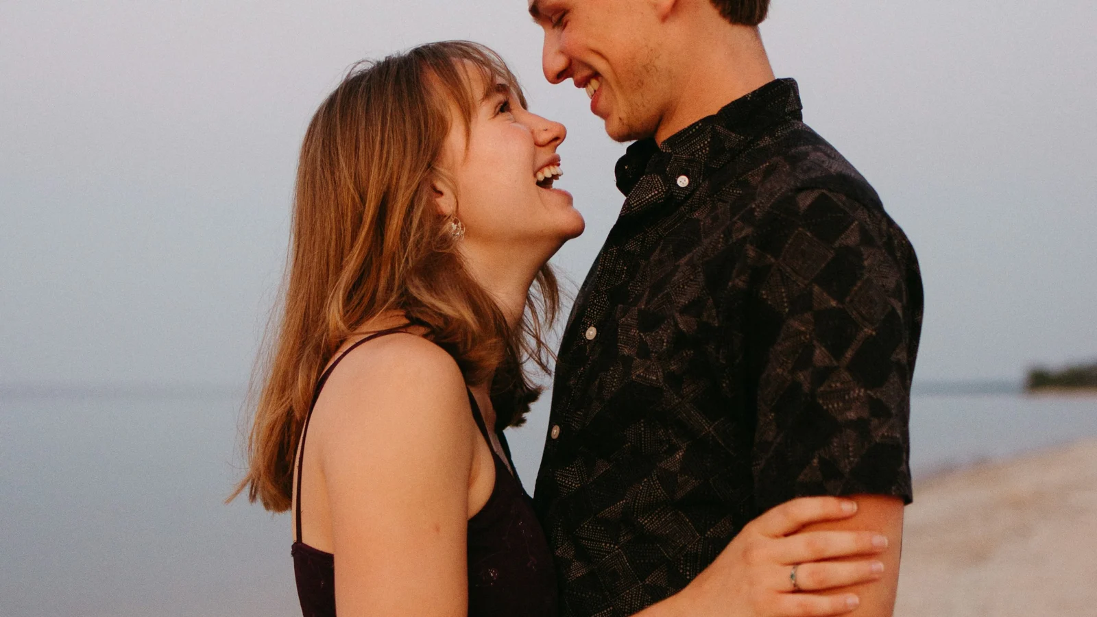Deux fiancés s’embrassent en pleine lumière