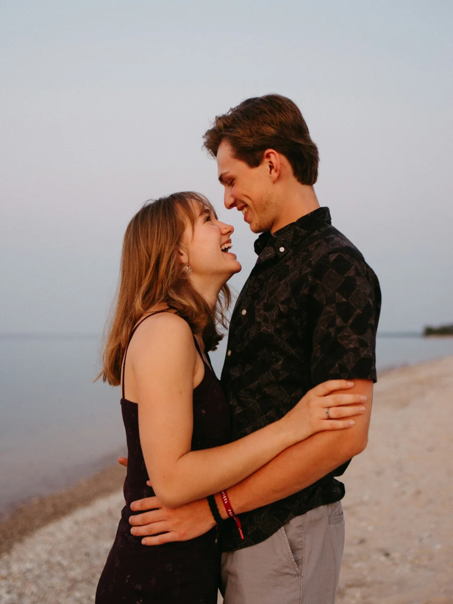 Deux fiancés s’embrassent en pleine lumière