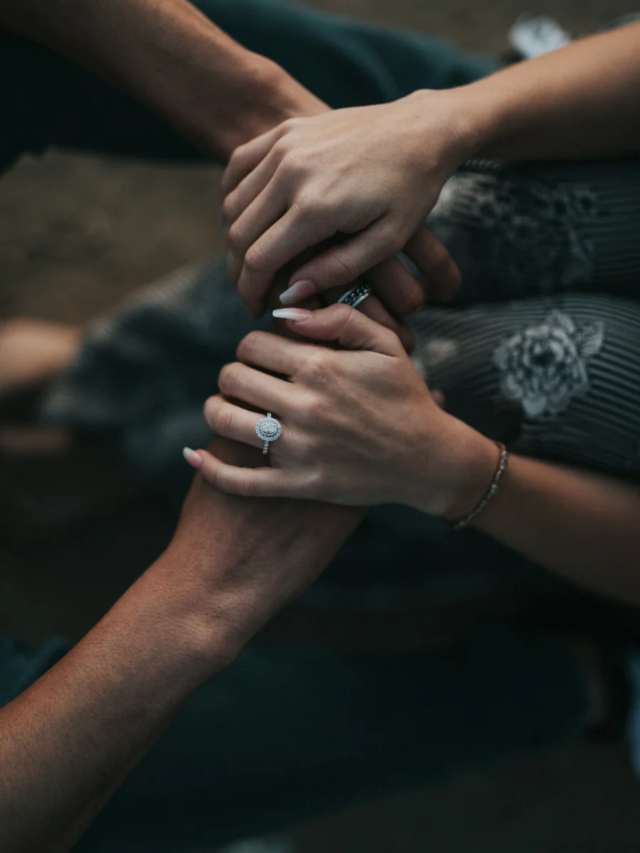 Un couple de fiancés se tient les mains