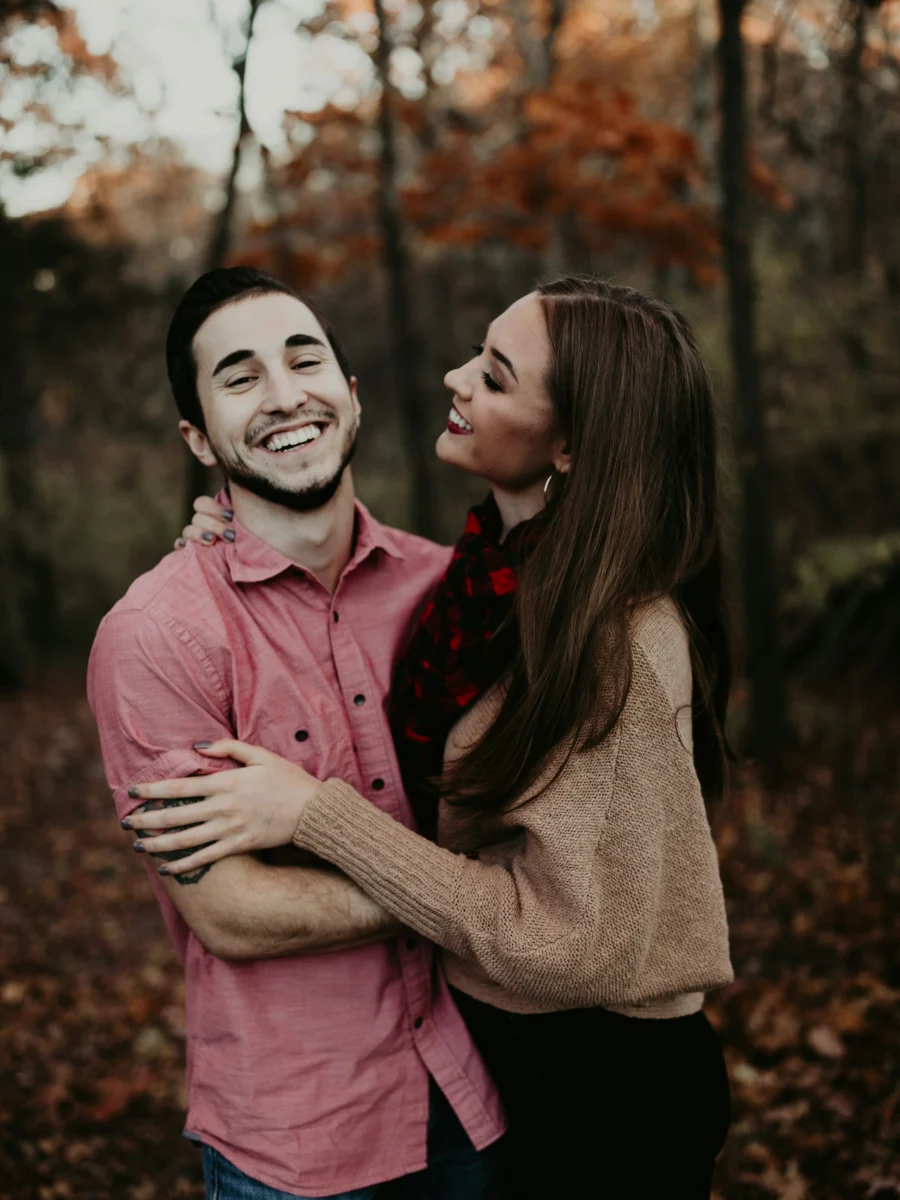 Une femme enlace son fiancé