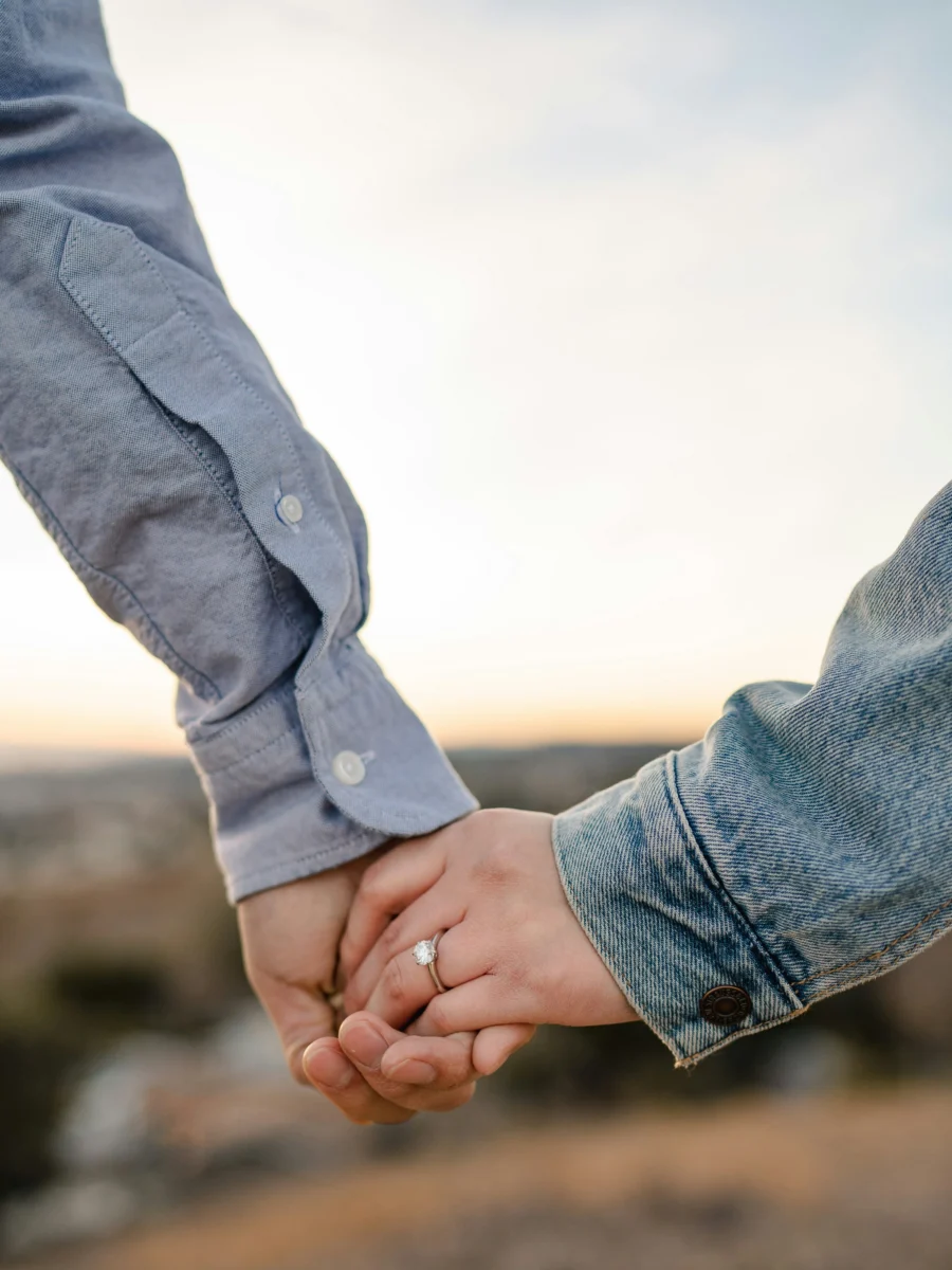 Mains enlacées d’un couple de fiancés