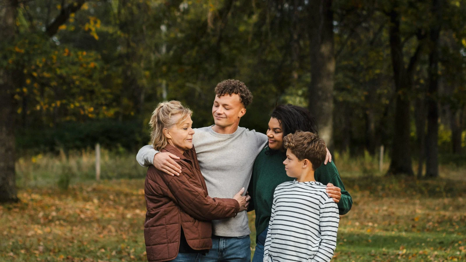 Une famille enlacée pose ensemble