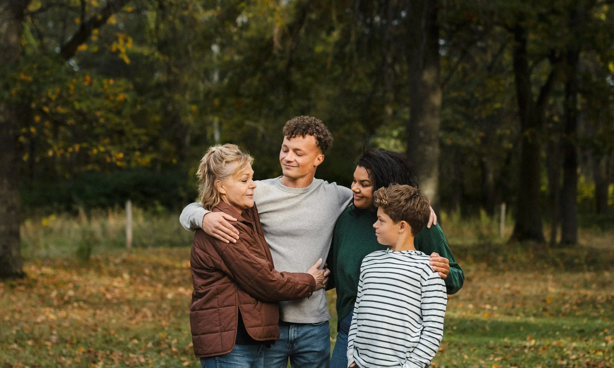 Une famille enlacée pose ensemble