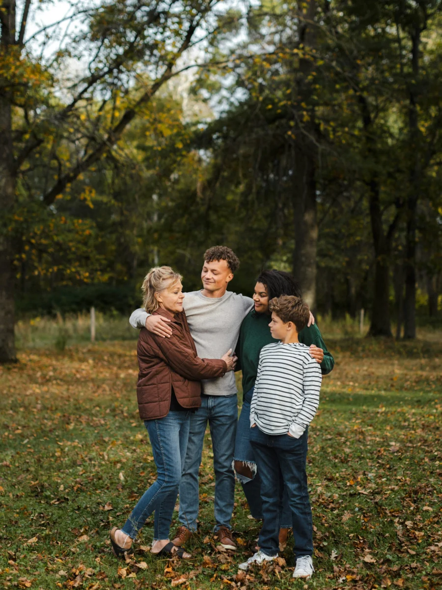 Une famille enlacée pose ensemble