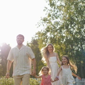 Une famille court dans un jardin ensoleillé