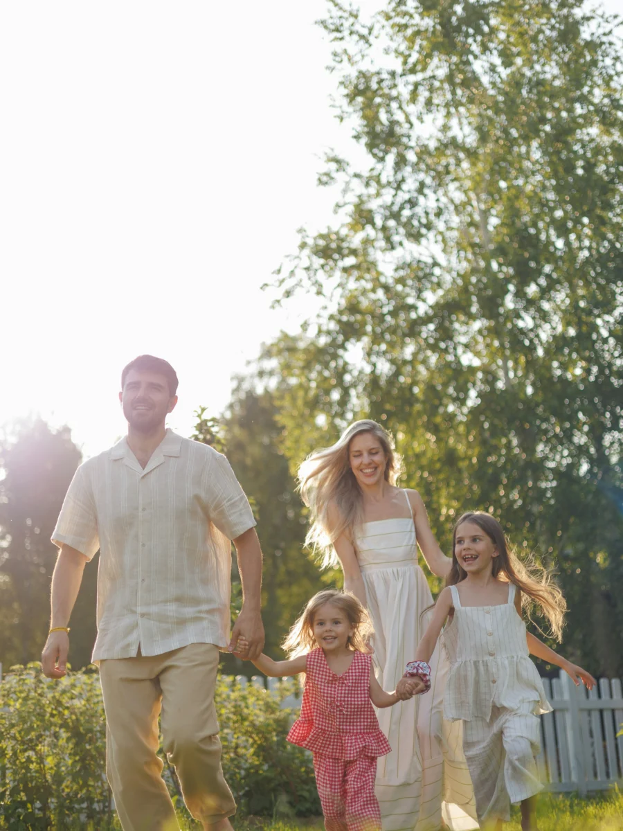 Une famille court dans un jardin ensoleillé