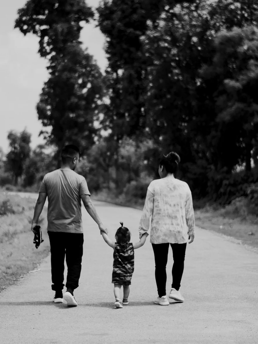 Une famille se promène avec son chien