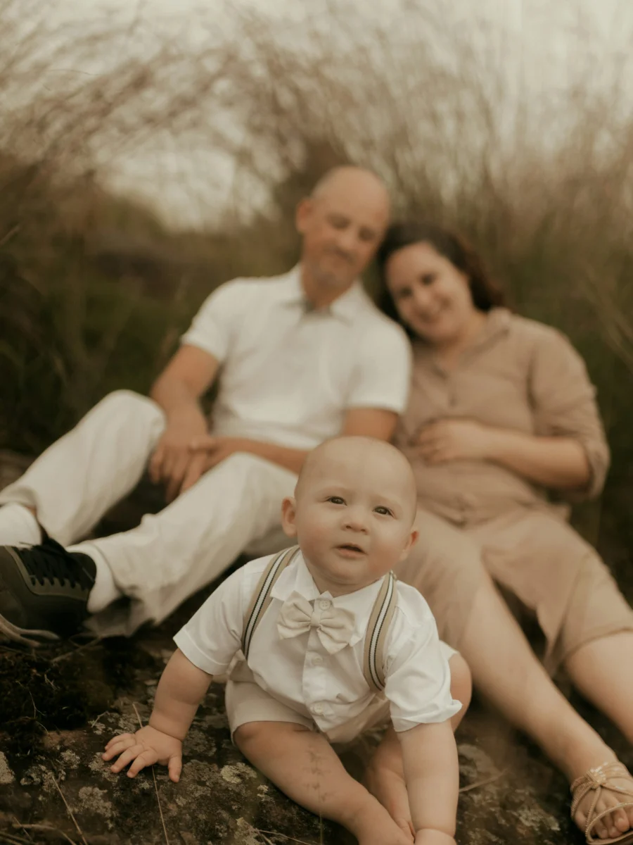 Une famille assise en extérieur avec un bébé