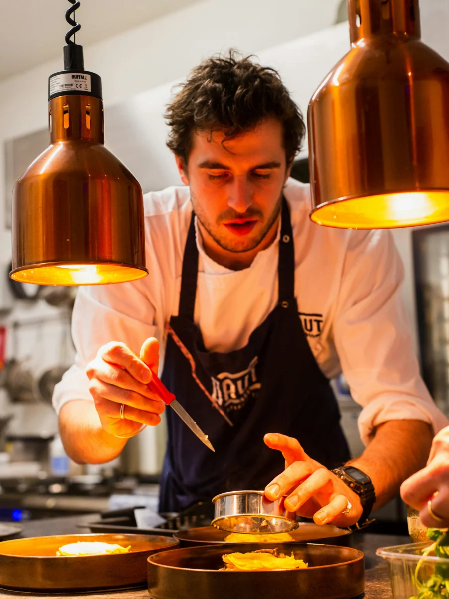 Préparation d’un plat en cuisine professionnelle
