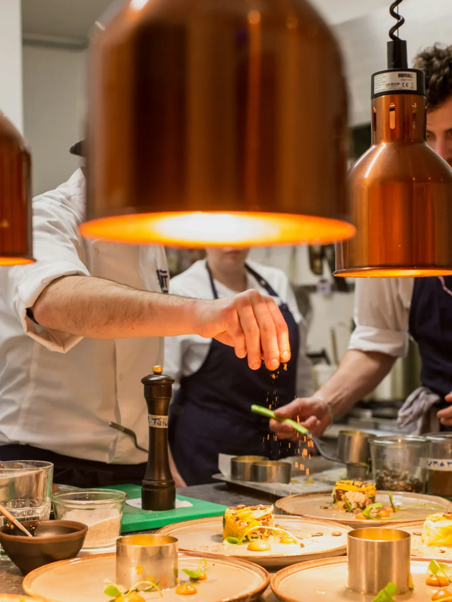Un chef prépare un service en cuisine