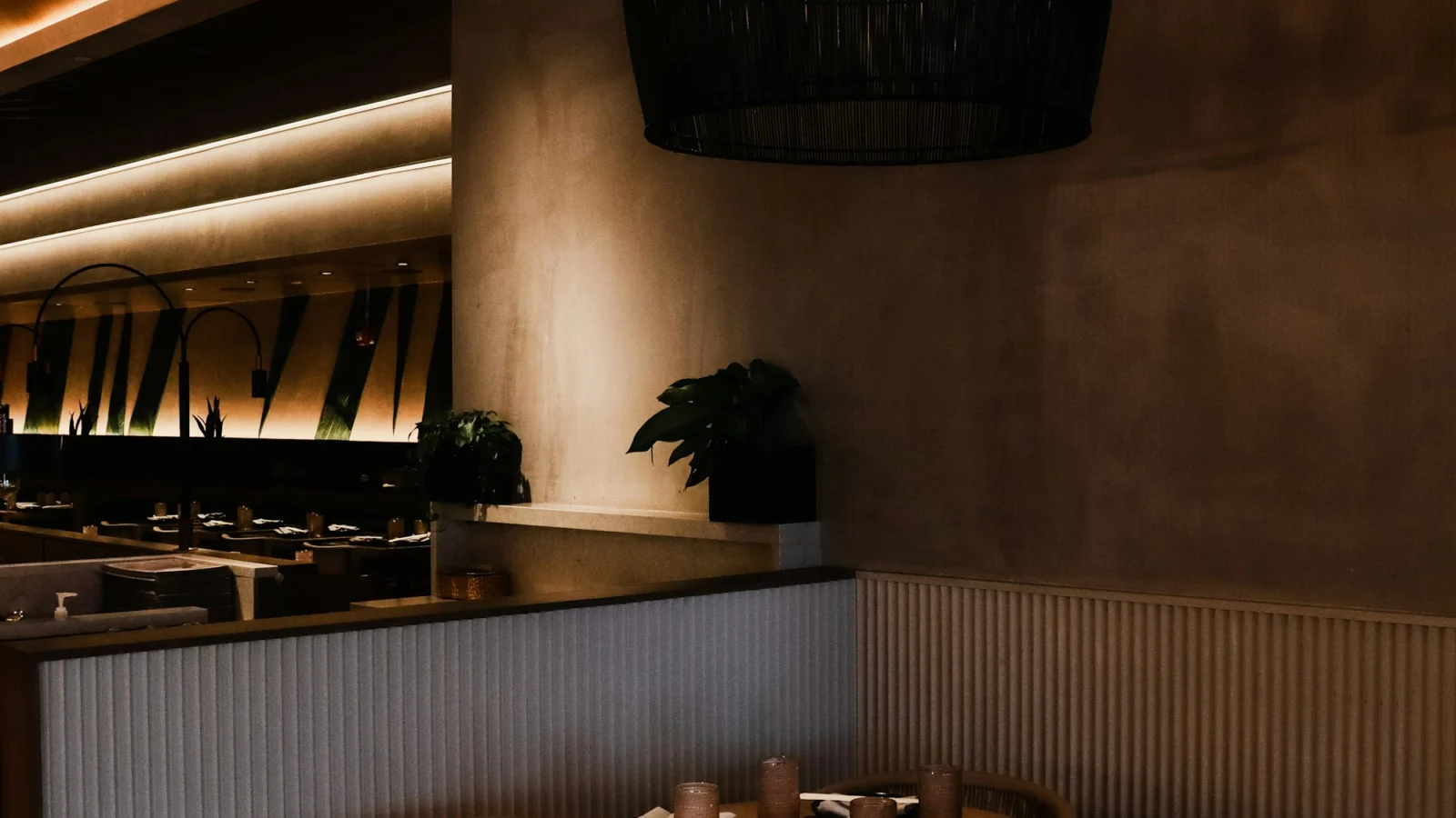 Salle de restaurant avec table ronde