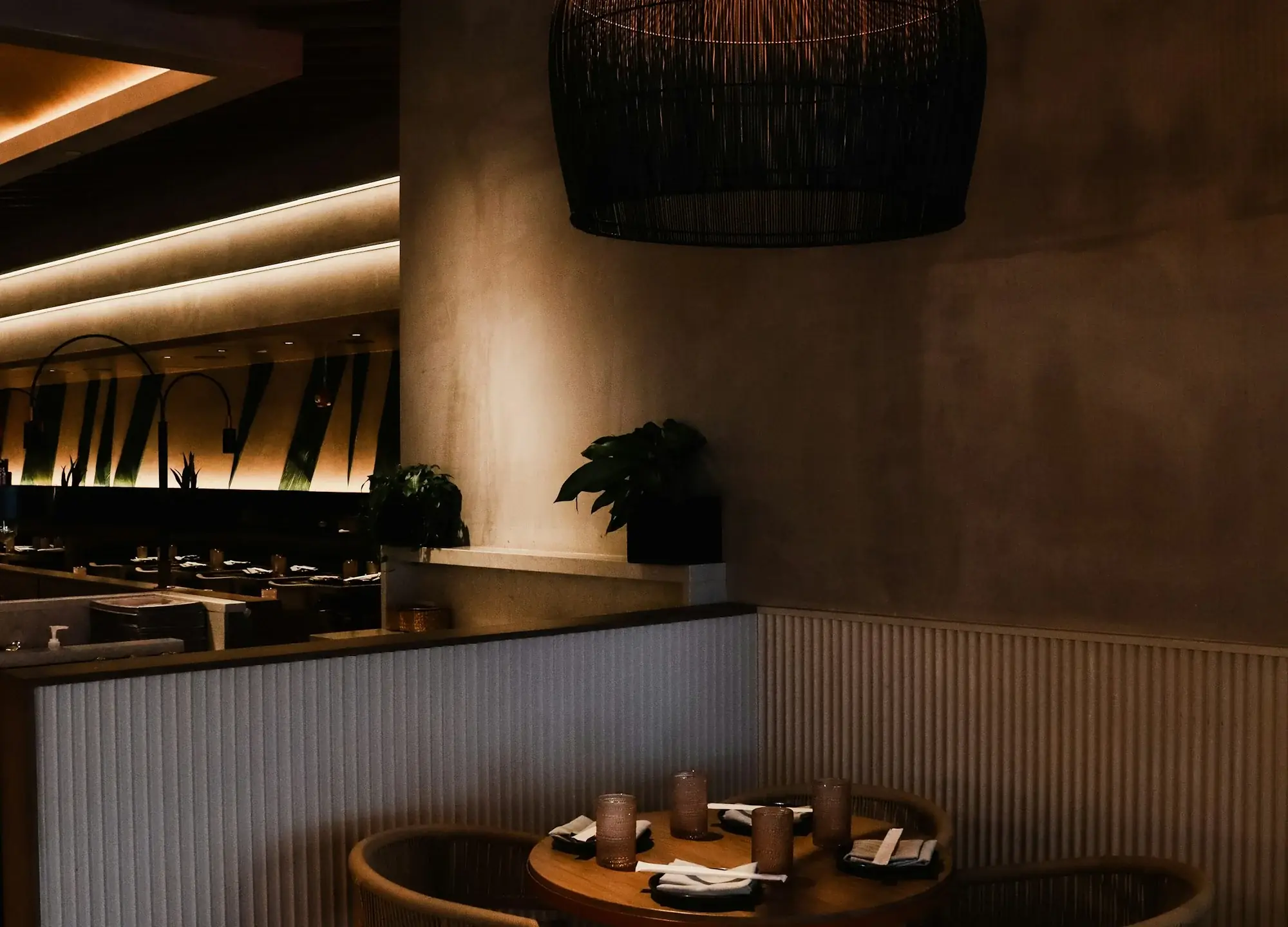 Salle de restaurant avec table ronde
