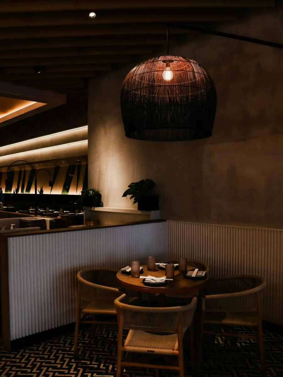 Salle de restaurant avec table ronde