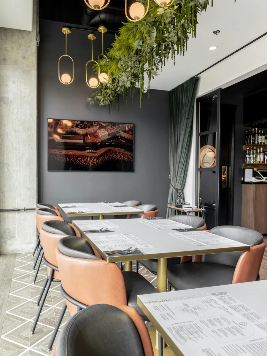 Salle à manger baignée de lumière naturelle