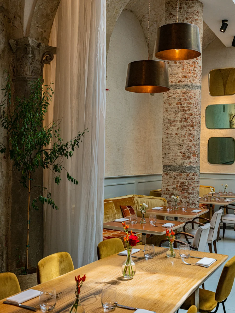 Tables et chaises avant le service