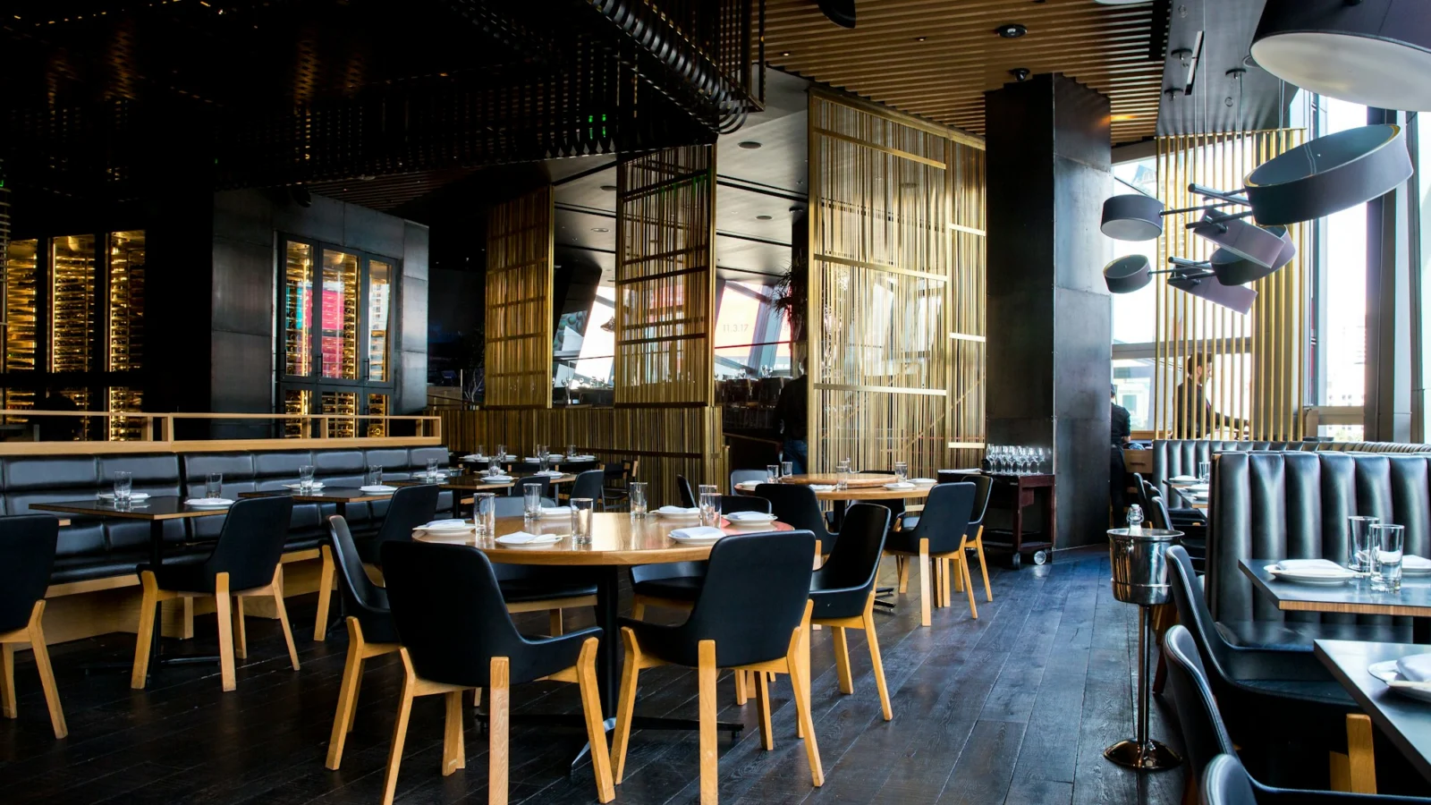 Comptoir de bar en fin de journée