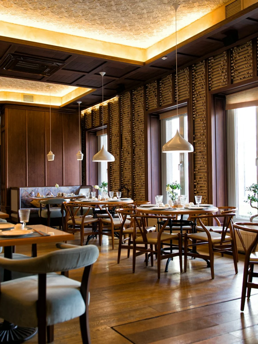 Salle de restaurant vue de la porte