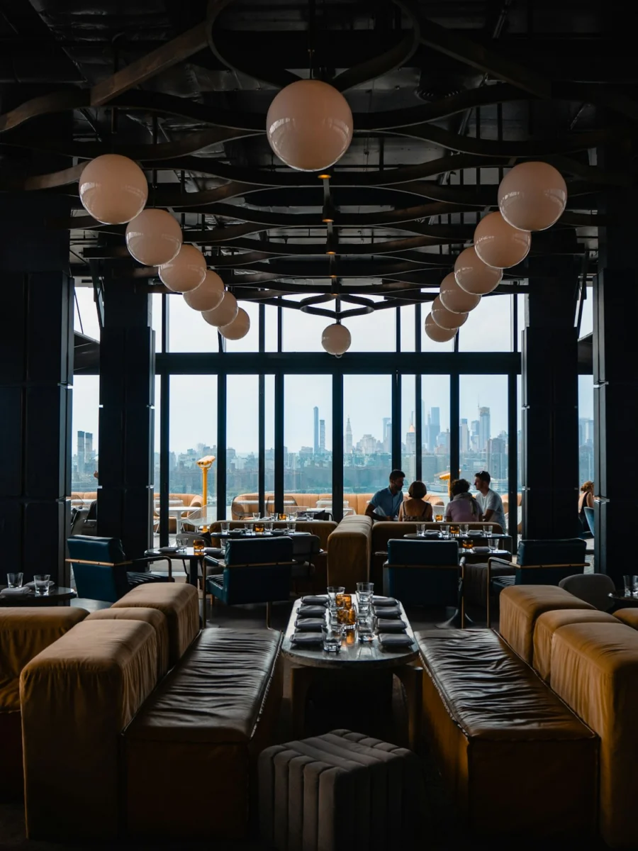 Convives attablés pendant le service