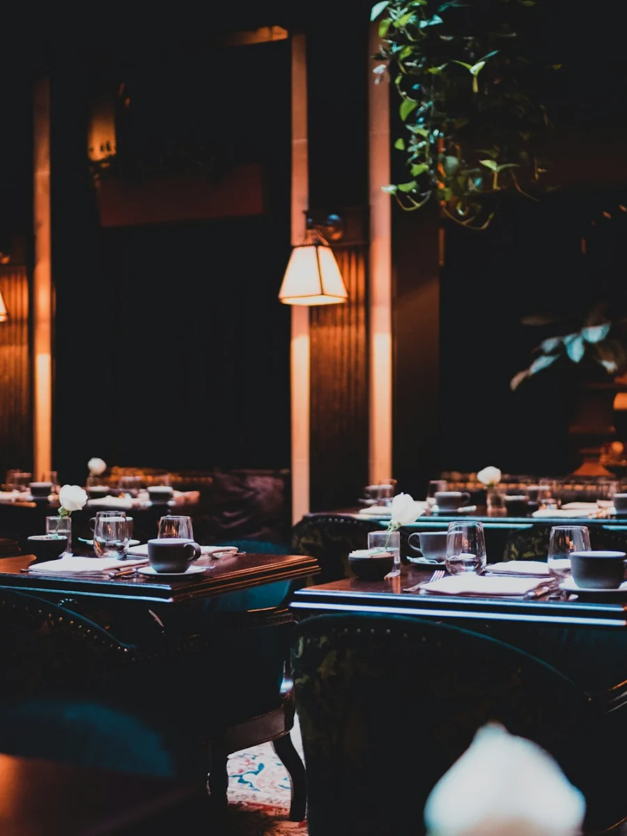 Suspensions allumées au-dessus des tables
