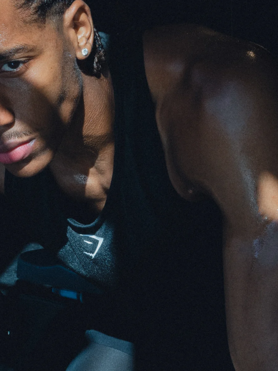Gros plan visage et bras en salle de sport