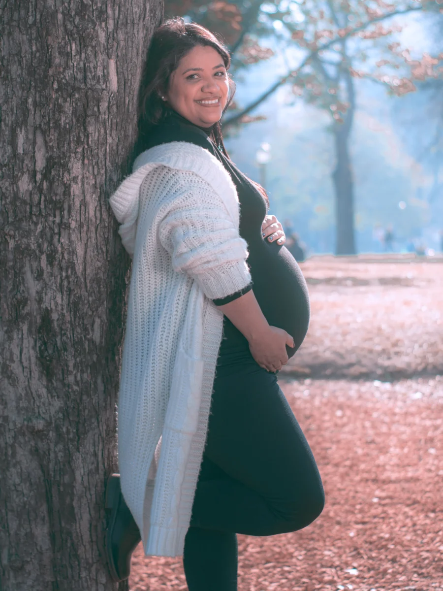 Femme enceinte souriante dans un parc en automne