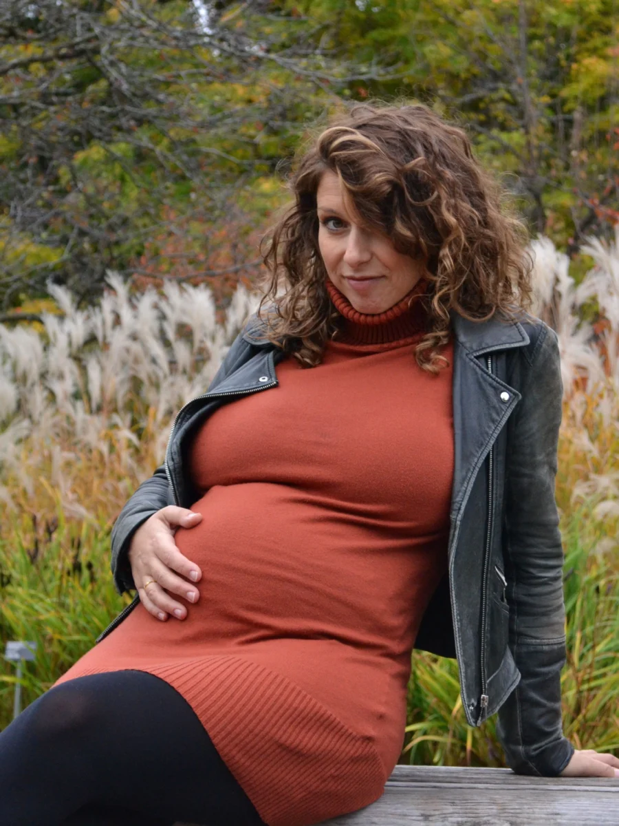 Femme enceinte assise, portrait en extérieur automnal