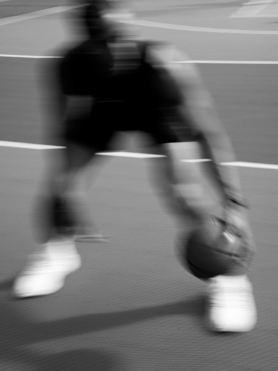 Joueur de basket en mouvement flou, action de dribble
