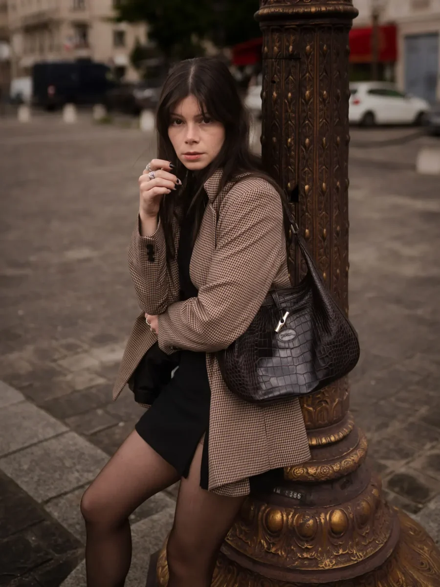 Portrait appuyé contre un lampadaire parisien, trench-coat