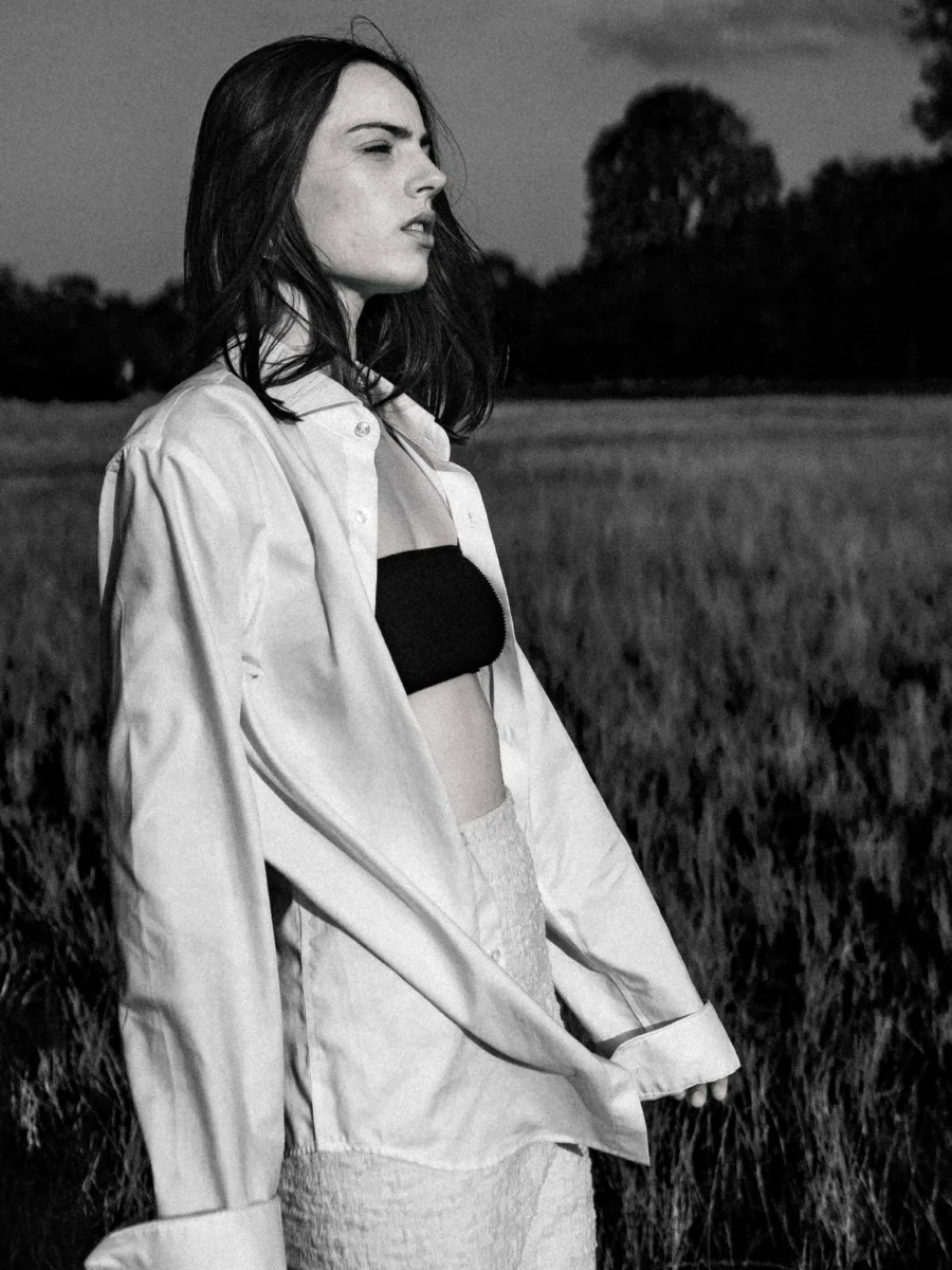 Portrait dans un champ, ciel dramatique, noir et blanc